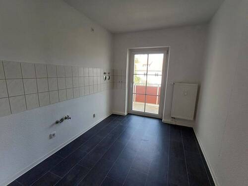 Küche mit Balkon - 3 Zimmer Etagenwohnung in Merseburg