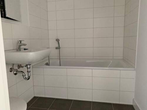 Beispielfoto Badezimmer - Etagenwohnung mit 68,20 m&sup2; in Hermsdorf zur Miete