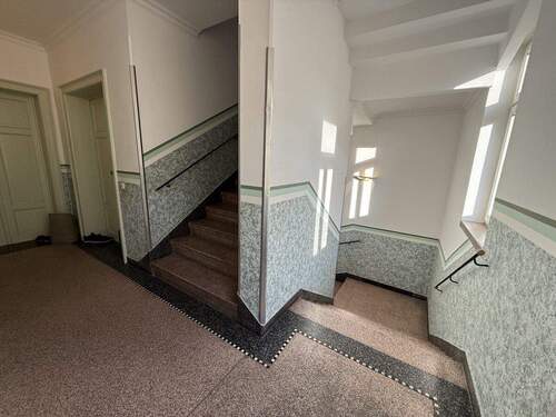 gepflegtes Treppenhaus - Etagenwohnung mit 52,10 m&sup2; in Dresden zum Kaufen