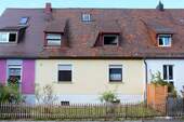 Südansicht Kaufobjekt - Reihenmittelhaus mit zwei Wohnungen und Garten in ruhigem Wohngebiet
