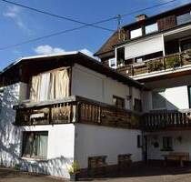 Vermietetes Mehrfamilienhaus mit zwei Ladenlokalen in zentraler Lage von Münstertal - Münstertal/Schwarzwald Untermünstertal