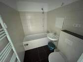 Badezimmer mit Wanne - Etagenwohnung mit 56,30 m&sup2; in Chemnitz zur Miete