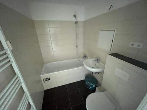 Badezimmer mit Wanne - Etagenwohnung mit 56,30 m&sup2; in Chemnitz zur Miete