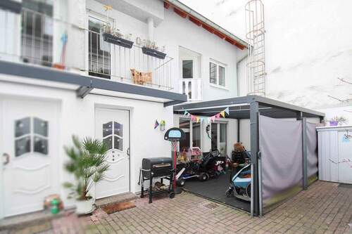 Haus seitlich im Innenhof - 