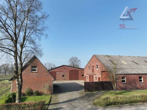 Straßenansicht - 7 Zimmer Mehrfamilienhaus, Wohnhaus in Uplengen / Bühren