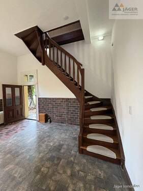 Treppe in das OG - Etagenwohnung mit 85,00 m² in Hude zur Miete