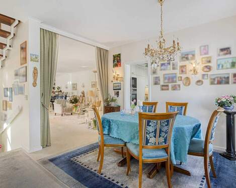 Eingangsdiele mit Essbereich (EG) - 5 Zimmer Einfamilienhaus zum Kaufen in Ratingen