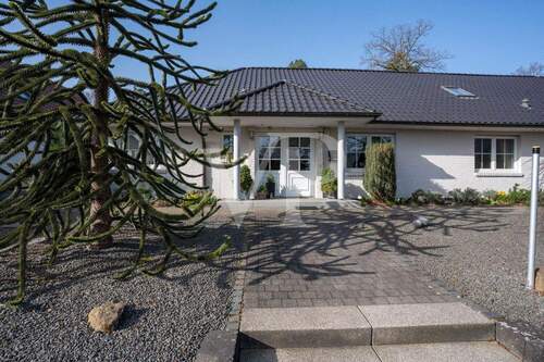 Imposanter Hauseingang - 5 Zimmer Bungalow in Kreuzau