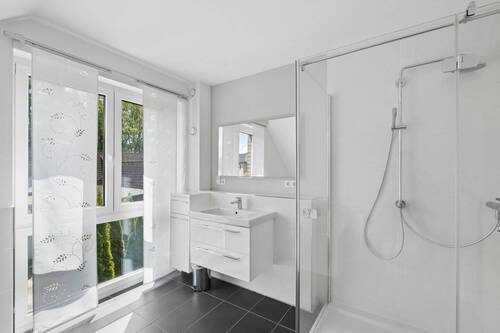 modernes Badezimmer - 