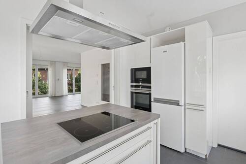 moderne offene Küche - Hochwertiges Einfamilienhaus mit großzügigem Garten