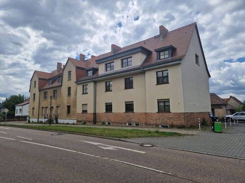 Karl-Liebknecht-Straße 9 und Köthener Straße 1 - Mehrfamilienhaus, Wohnhaus zum Kaufen in Petersberg