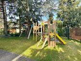 Spielplatz auf dem Grundstück - 
