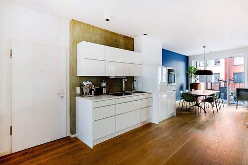 Küche mit Blick zum Essbereich - 2 Zimmer Etagenwohnung in Berlin