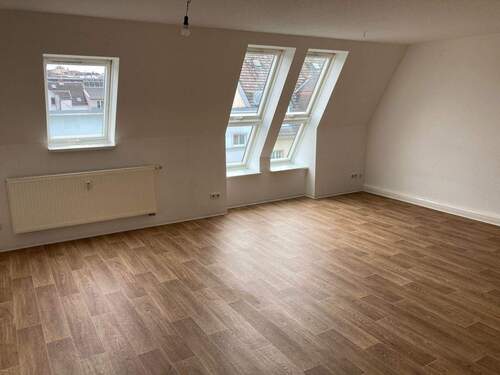 Wohnzimmer mit offener Küche (1) - Familienfreundliches Zuhause im Dachgeschoss mit Aufzug sucht Nachmieter.