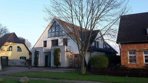 Straßenansicht mit Stellplatz - 