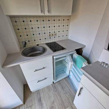 mit Kühlschrank u. Cerankochfeld - 