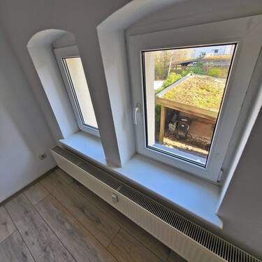 Wohnzimmerfenster zum Innenhof - Etagenwohnung mit 32,00 m&sup2; in Schwerin zur Miete