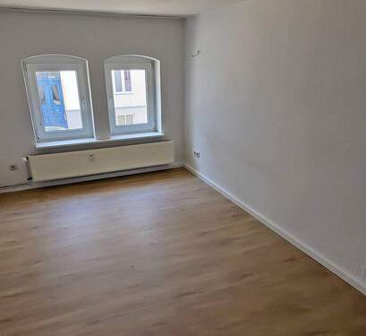 Schlafzimmer mit Laminat - 