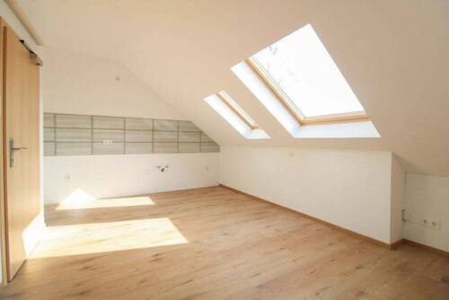 Eingangs - Küchenbereich - Einfamilienhaus in Frankfurt am Main zum Kaufen