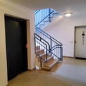 Treppenhaus mit Fahrstuhl - 