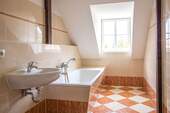 Bad mit Badewanne und Fenster - 