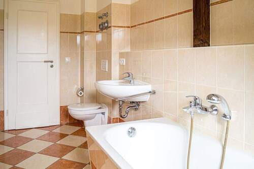 Bad mit Blick zur Zimmertür - 