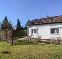 Charmanter Bungalow mit Kamin, großem Grundstück und viel Potenzial in Altglienicke - Berlin