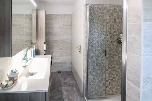 Modernes Bad mit Dusche und WC - Einfamilienhaus mit 80,20 m&sup2; in Berlin zum Kaufen