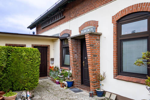 Nebeneingang und Innenhof - 1 Zimmer Mehrfamilienhaus, Wohnhaus zum Kaufen in Schacht-Audorf