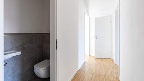 Flur mit Blick ins Gäste-WC - 