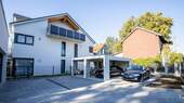 Hausansicht mit Garagen - 