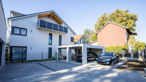 Hausansicht mit Garagen - 