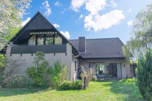 Blick aus dem Garten - Investitionsstarke Gelegenheit: 3-Familienhaus in grüner Umgebung