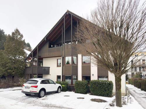 Haus Vorderfront + PKW Stellplatz - 