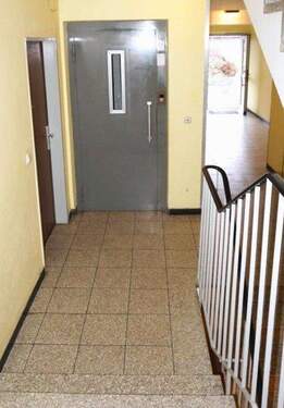 Aufzug im Haus - 4 Zimmer Etagenwohnung in Nürnberg