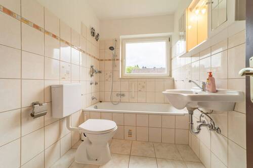 Tageslichtbad mit Wanne - 