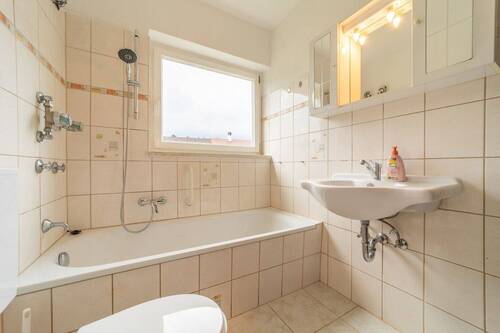 Tageslichtbad mit Wanne - 