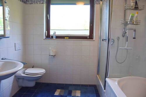 Tageslichtbad m. Wanne u. Dusche EG - 