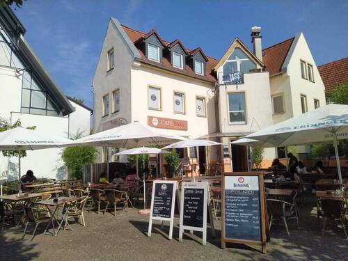 Objektansicht mit Außenterrasse - Top-Gelegenheit! Vermietetes Bistro und 2 Wohneinheiten in zentraler Lage von Hofheim zu verkaufen.