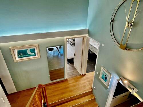 Runter geht es in den Wohn- und Essbereich... - 