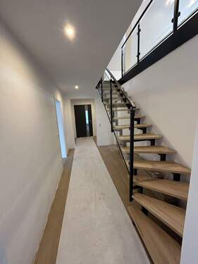 Flur - 5 Zimmer Doppelhaushälfte zum Kaufen in Baierbrunn