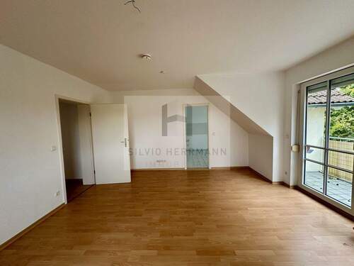 großzügiges Wohnzimmer - 4 Zimmer Etagenwohnung zum Kaufen in Werben