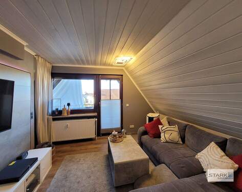 Wohnzimmer und Türe zum Balkon.jpg - 