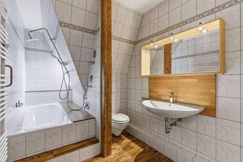 Badezimmer mit Wanne - 