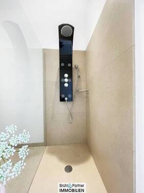 auch mit ebenerdiger Dusche - 