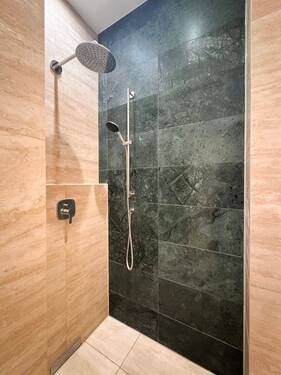 Badezimmer mit Dusche - 