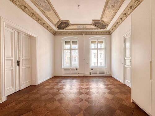 Zimmer mit Stuckdecke - 6 Zimmer Etagenwohnung in Berlin