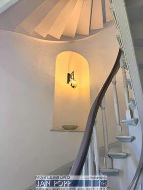 Treppenhaus - 9 Zimmer Mehrfamilienhaus, Wohnhaus zum Kaufen in Greiz