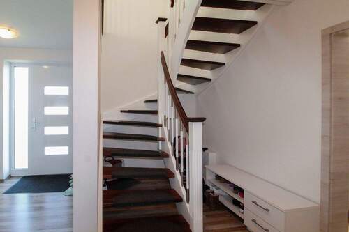 Eingangsbereich mit Treppe - 