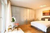 Schlafzimmer mit Schrank - 